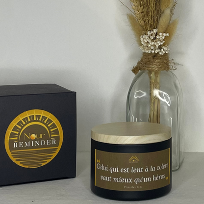 Bougie parfumée "Celui qui est lent à la colère vaut mieux qu'un héros"