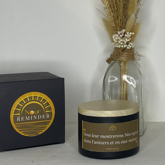 Bougie parfumée " Nous leur montrerons Nos signes dans l'univers et en eux-mêmes"